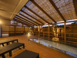 Bazén v ubytování Ooedo Onsen Monogatari Shima Saichoraku nebo v jeho okolí