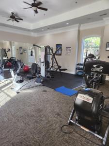 ein Fitnessstudio mit Laufbändern und Trainingsgeräten in einem Raum in der Unterkunft Tuscana Resort Near Disney in Kissimmee