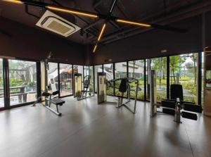 Fitness centrum a/nebo fitness zařízení v ubytování Meridin Sovo Modern Grey Tone 2BED Poolview BySTAY