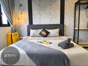 Postel nebo postele na pokoji v ubytování Meridin Sovo Modern Grey Tone 2BED Poolview BySTAY + 37 fotografií