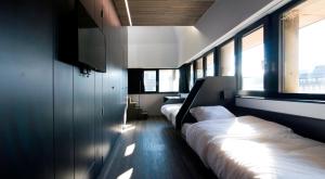 a bedroom with a bed and a window at Sleep Well Youth Hostel in Brussels