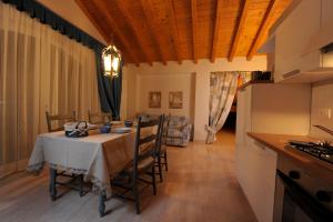 Kuchyň nebo kuchyňský kout v ubytování Tenuta La Cà