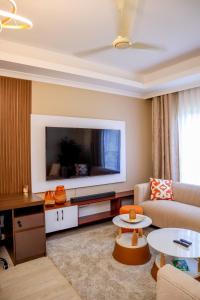 TV a/nebo společenská místnost v ubytování Elegant 3 Bedroom Apartment - 1255 Palm Ridge