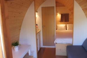 a small room with a bed in a tiny house at Parque Biologico de Vinhais in Vinhais