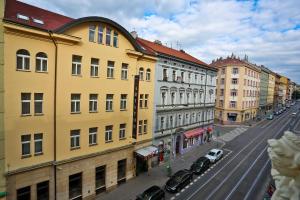 une vue sur une rue de la ville avec des bâtiments dans l'établissement Hotel Ariston Prague, à Prague