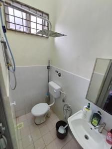 Koupelna v ubytování Homestay Pertama + 6 fotografií