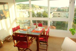 Un restaurante o sitio para comer en Apartment João de Barros