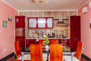 Kuchyň nebo kuchyňský kout v ubytování Bigova Sea Views Apartments