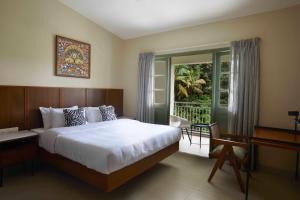Postel nebo postele na pokoji v ubytování Radha House Siolim A Boutique Hotel