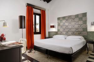 sypialnia z łóżkiem, biurkiem i oknem w obiekcie Hotel Universo - WTB Hotels we Florencji