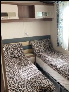 Giường trong phòng chung tại Weeley Bridge 3 Bedroom Luxury Holiday Home +9 ảnh