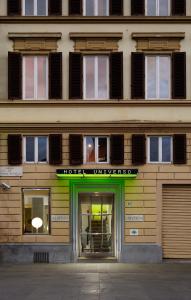 un edificio con una señal verde sobre la puerta en Hotel Universo - WTB Hotels, en Florencia