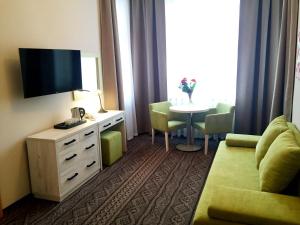 Telewizja i/lub zestaw kina domowego w obiekcie Hotel *** NAT Krynica Zdrój