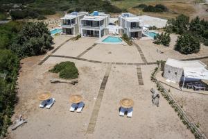 una vista aérea de un complejo con piscina en Cedar Bay Beachside Villas, en Palaiochóra