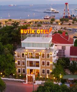 Un bâtiment avec un panneau en haut dans l'établissement Butik Pendik Hotel, à Istanbul