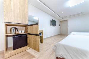 Kuchyň nebo kuchyňský kout v ubytování Jungmoon City Hotel & J-hill Hotel