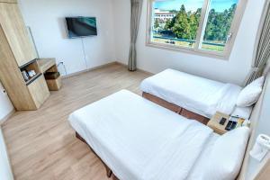 TV a/nebo společenská místnost v ubytování Jungmoon City Hotel & J-hill Hotel