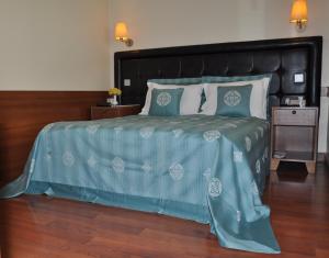 - une chambre avec un lit et une couette bleue dans l'établissement Butik Pendik Hotel, à Istanbul