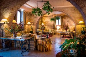 Reštaurácia alebo iné gastronomické zariadenie v ubytovaní Relais Abbazia Santa Anastasia Resort & Winery