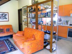 リド・デッレ・ナツィオーニにあるHoliday Home Sudanのリビングルーム(オレンジ色のソファ付)