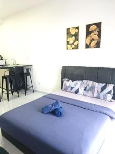 Postel nebo postele na pokoji v ubytování Skytrees Serviced Apartment Aeon Bukit Indah with TV box-B22