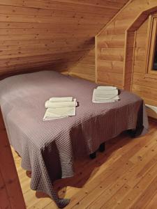 En eller flere senge i et værelse på Cottage with stunning lake view and private beach