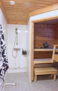 Et badeværelse på Cottage with stunning lake view and private beach