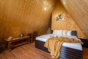 Postel nebo postele na pokoji v ubytování A-Frame Retreat By Bastiat Stays