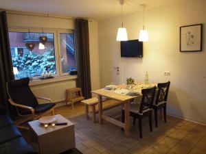- un salon avec une table à manger et des chaises dans l'établissement Ferienhaus Emstal in Oberlangen, à Lathen