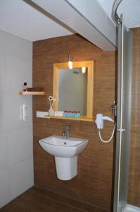 La salle de bains est pourvue d'un lavabo et d'un miroir. dans l'établissement Butik Pendik Hotel, à Istanbul