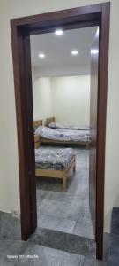 Una puerta a un dormitorio con dos camas. en Harmonia, en Tiflis
