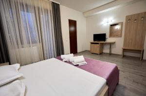 TV a/nebo společenská místnost v ubytování Hotel Coralis