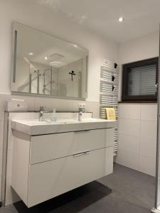 Koupelna v ubytování Haus Schwalbennest + 20 fotografií