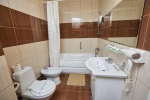 Koupelna v ubytování Hotel Coralis + 37 fotografií