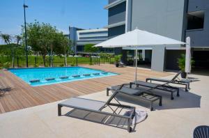 Πισίνα στο ή κοντά στο Orion Luxury Apartment Accommodation LTB