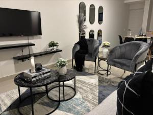 Μια τηλεόραση ή/και κέντρο ψυχαγωγίας στο Orion Luxury Apartment Accommodation LTB