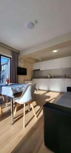 bakuriani oasis WINDOW DEVELOPMENT的厨房或小厨房
