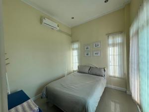 a bedroom with a bed and two windows at Villa95 in Ban Ko Saliam +10 photos