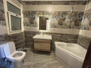 Ένα μπάνιο στο Luxurious apartment in cairo +21 φωτογραφίες