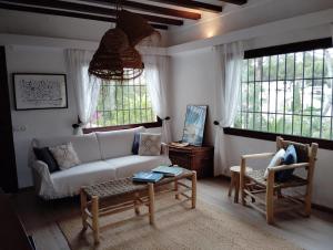 Photo de la galerie de l'établissement La Caleta - Maison 4 personnes - à 5 mns de L'Arenal, à Jávea 25 autres photos