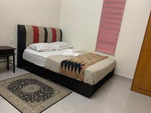 Ένα ή περισσότερα κρεβάτια σε δωμάτιο στο Homestay Tok Ayah 2