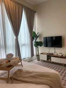 una camera da letto con un letto grande e una TV di Cozy place SKS 1-4 Pax, Nearby CIQ, Baby Friendly a Johor Bahru