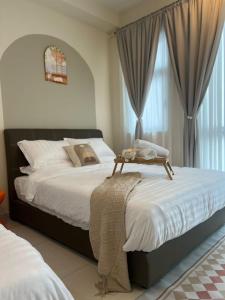 una camera da letto con due letti e una finestra di Cozy place SKS 1-4 Pax, Nearby CIQ, Baby Friendly a Johor Bahru