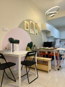 una cucina con un tavolo e sedie in una stanza di Cozy place SKS 1-4 Pax, Nearby CIQ, Baby Friendly a Johor Bahru