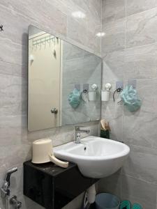 un bagno con lavandino e specchio di Cozy place SKS 1-4 Pax, Nearby CIQ, Baby Friendly a Johor Bahru Altre 39 foto