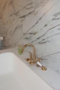 A bathroom at Hotel Continental Palacete
