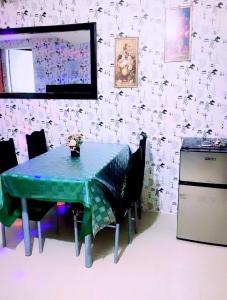Un comedor con una mesa y sillas azules. en 888staykzion, en Manila