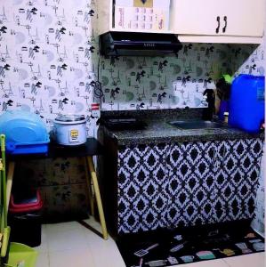 una cocina con un diseño en blanco y negro en la pared en 888staykzion, en Manila