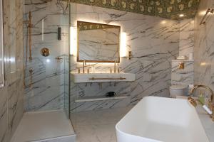 A bathroom at Hotel Continental Palacete