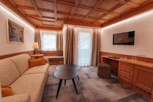 TV a/nebo společenská místnost v ubytování Hotel Grieshof